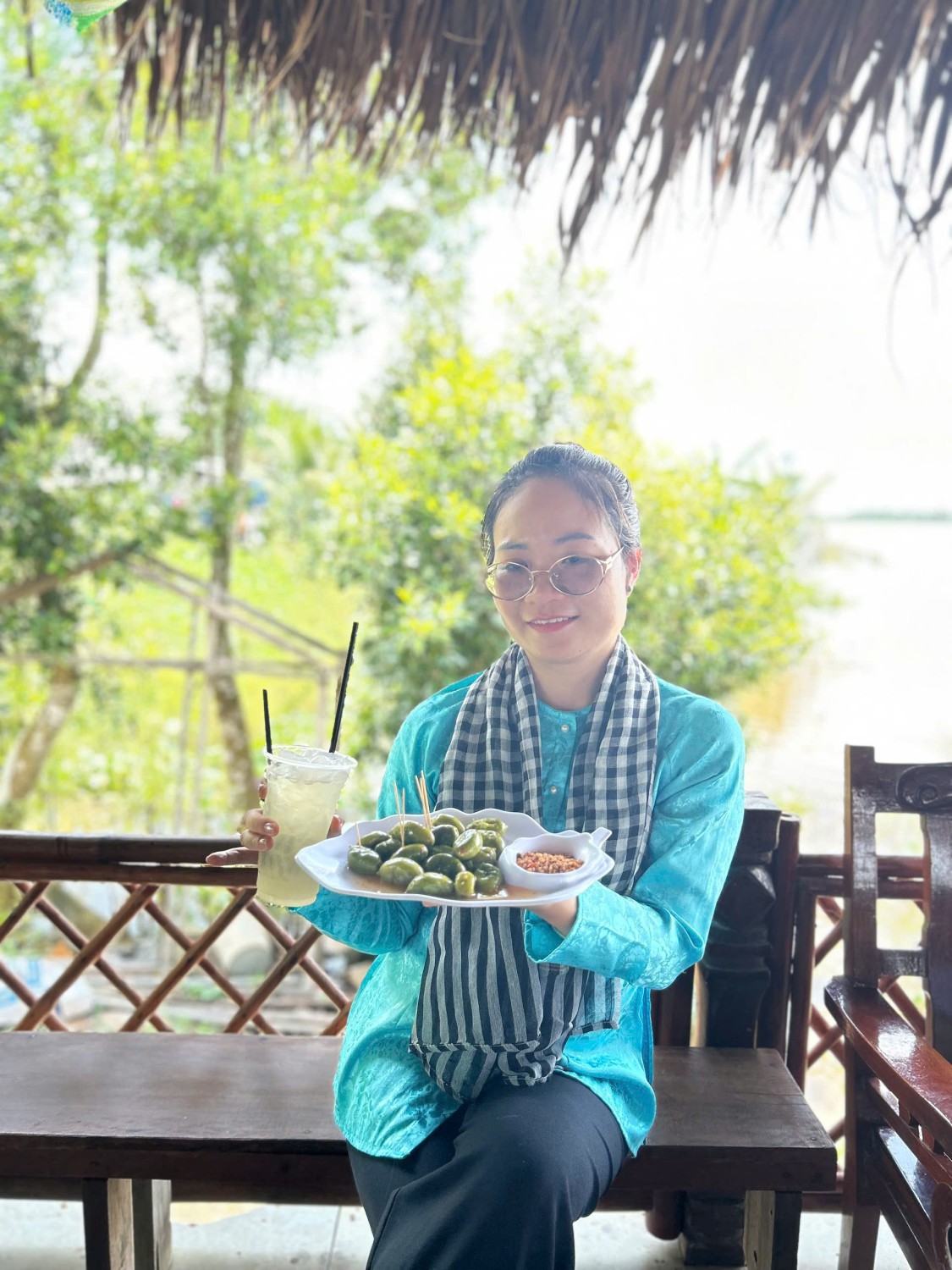 thưởng thức cà na ngâm