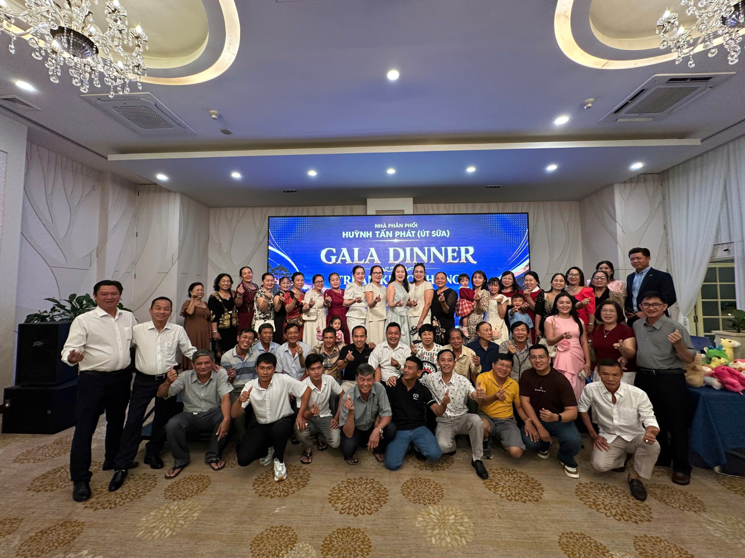 Hinh-anh-khach-hang-to-chuc-galediner